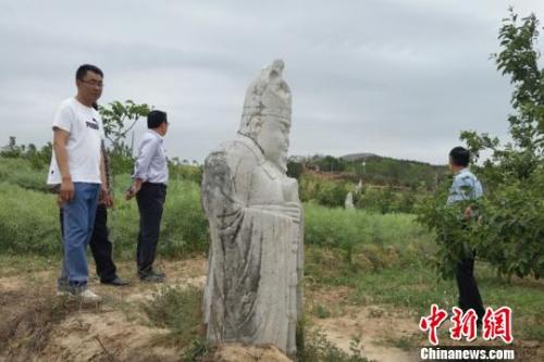 文物工作者现场核查石刻文物。　陕西省文物局 摄