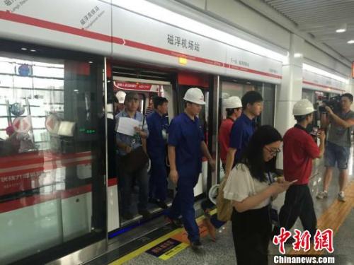 建设者体验首发列车。　徐志雄 摄