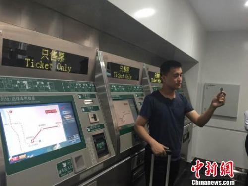 长沙磁浮首位购票乘客余文韬表示，如此“高大上”的交通工具走进自己所在城市，既带来了便利，更有幸福感。　傅煜 摄