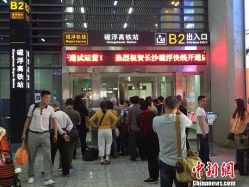 设置在黄花机场航站楼内的指引牌。　付敬懿 摄
